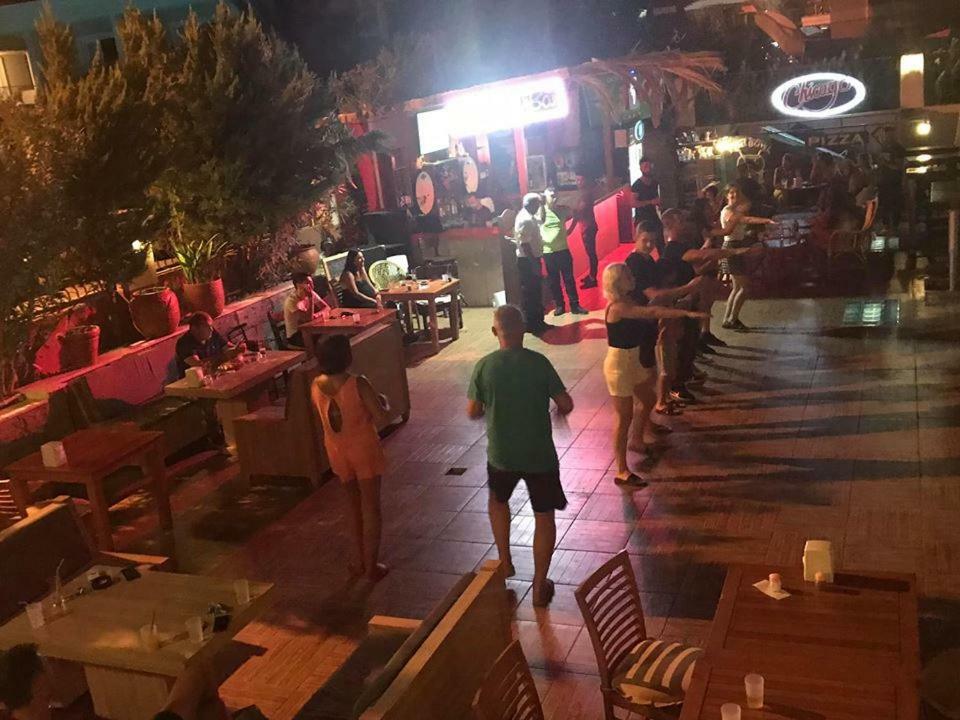 Club Chicago Hotel 马尔马里斯 外观 照片
